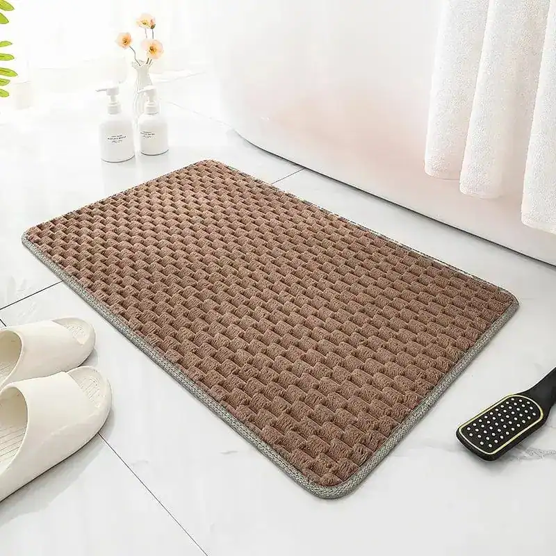 Röd badrumsmatta med mörk kant, texturerad yta, badrumsmatta för badkar.