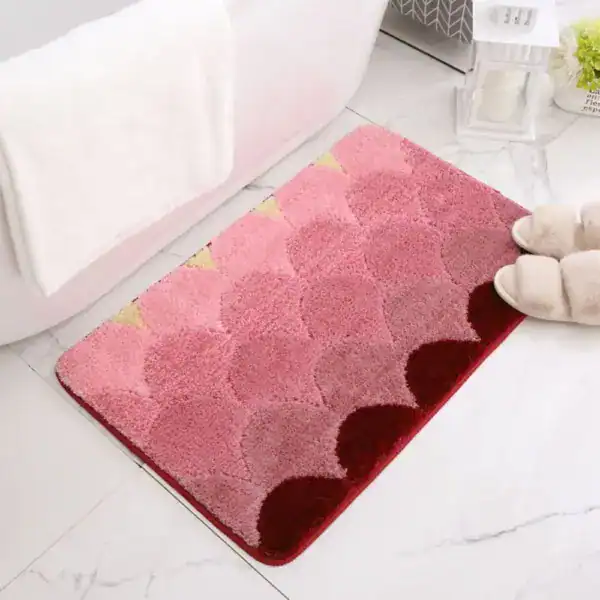 Rosa badrumsmatta med mönster, mjuk och färgglad för badrummet.
