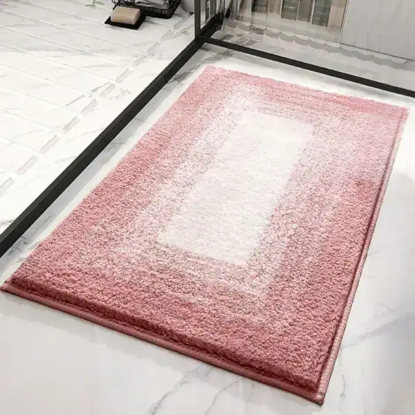 Rosa badrumsmatta med vit rand, mjuk och vattentät för badrum.