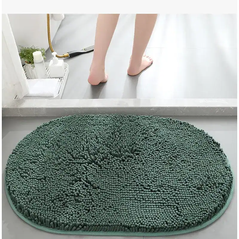Rund badrumsmatta i mörkgrön färg med mjuk chenilletextil, idealisk för badrummet.