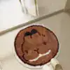 Rund badrumsmatta med kattmotiv, mjuk och färgglad för badrummet.