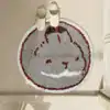 Rund badrumsmatta med kattmotiv, grå färg, mjuk textil, badrumsskönhet.