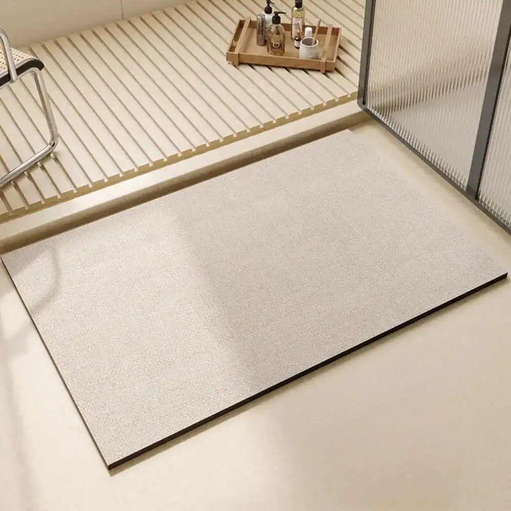 Stor badrumsmatta diatomit beige, vattentät och slipad för badrum.