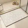 Stor badrumsmatta i diatomit, beige färg, med geometriskt mönster för badrum.