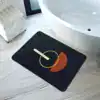 Stor badrumsmatta diatomit marinblå med geometriskt mönster i guld och orange.