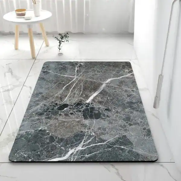 Stor badrumsmatta med marmormönster i diatomit, svartgrå färg med vita veck, modern badrumsmatta.