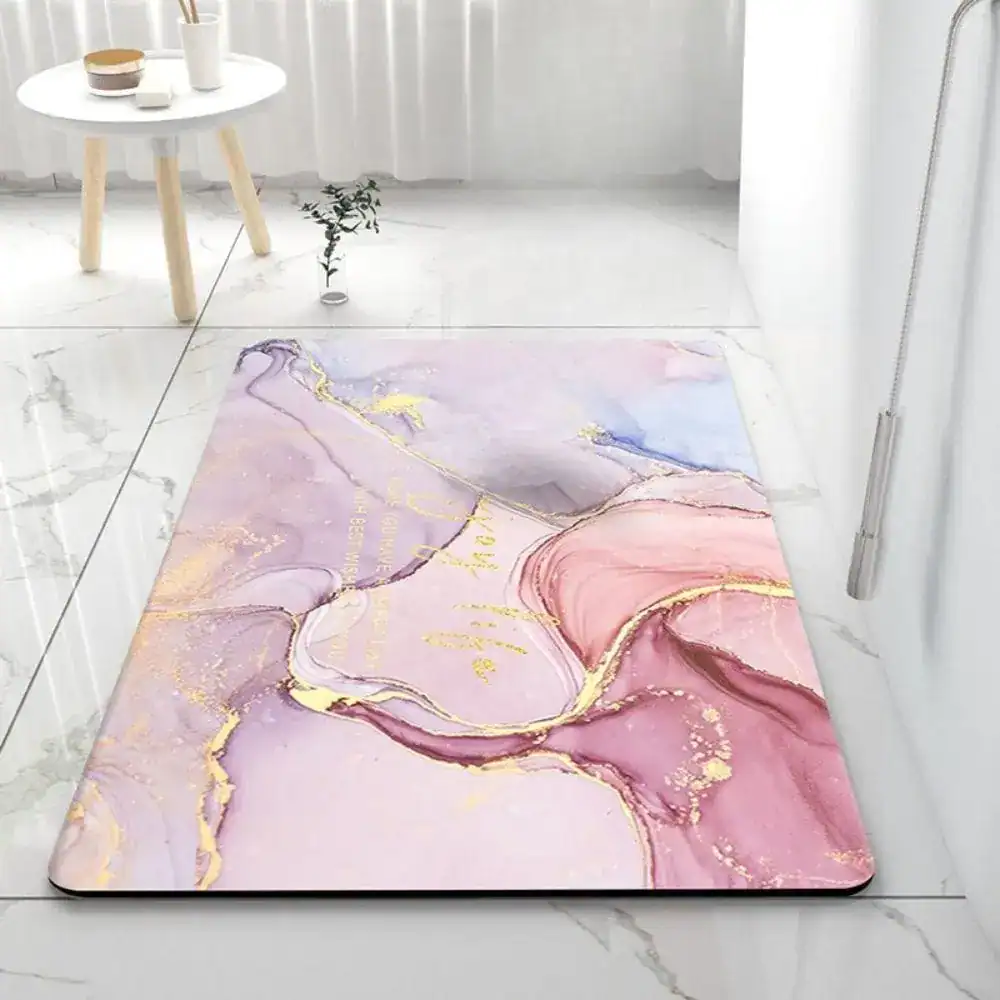 Stor badrumsmatta med diatomit marmor, rosa och lila färgtoner med guld detaljer.