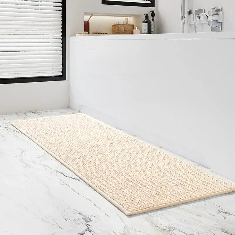 Stor badrumsmatta i marinblått, textil, för badrum med marmorgolv.