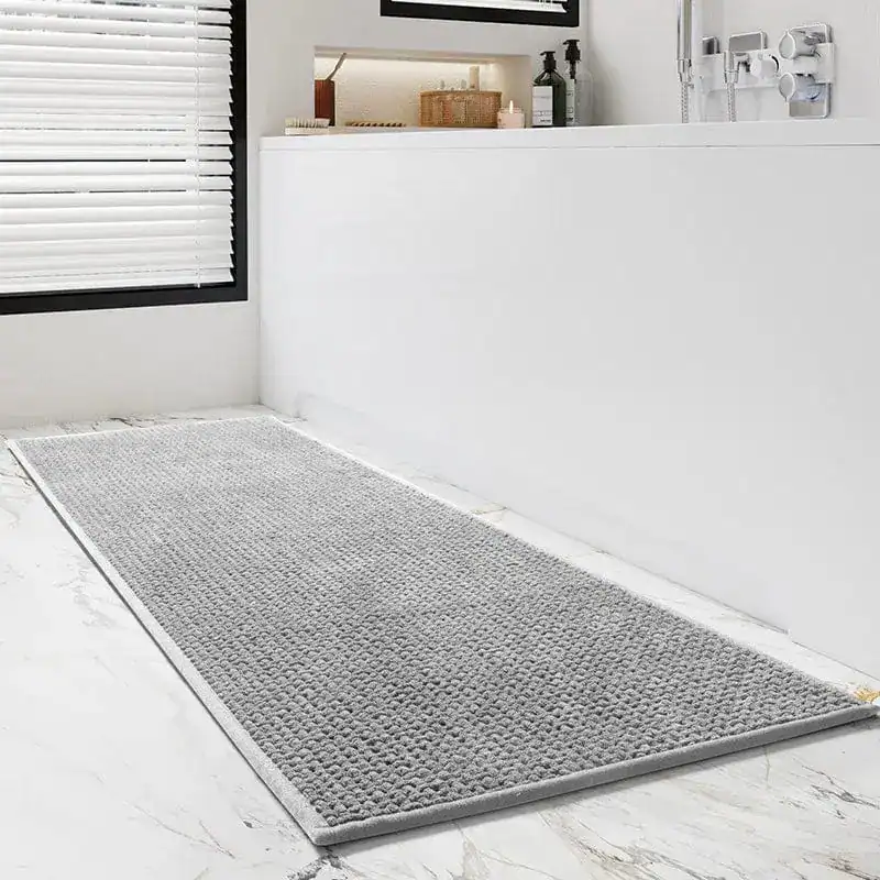 Stor badrumsmatta i marinblått, texturerad yta, lämplig för badrum med marmorgolv.