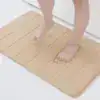 Stor badrumsmatta i memoryskum, beige färg, med räfflad textur och fotstöd för bekväm stöd.