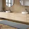 Stor badrumsmatta med träimitation, grå färg, modern design för badrum.
