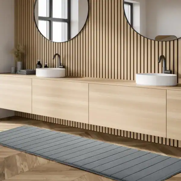 Stor badrumsmatta med träimitation, grå färg, modern design för badrum.