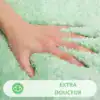Grön ombre badrumsmatta med extra mjuk yta, hand trycker på mjukt ullmönster.