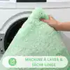 Grön ombre badrumsmatta med mjuk textur, lämplig för tvätt och torkning.