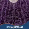 Lila badrumsmatta med ultraabsorbent egenskaper, vatten rinner in i filtens textur.