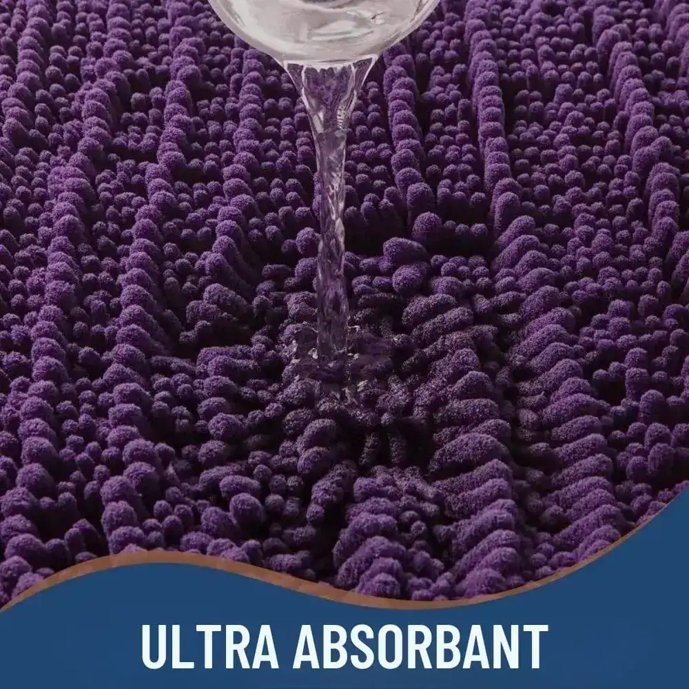 Lila badrumsmatta med ultraabsorbent egenskaper, vatten rinner in i filtens textur.