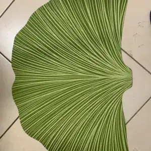 Badrumsmatta formad som ett ginkgoblad, i grönt